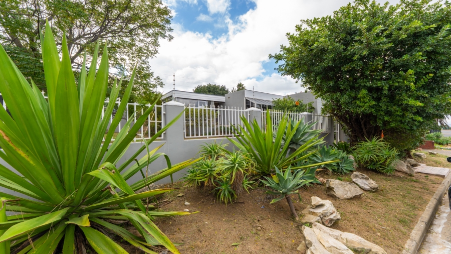 4 Bedroom Property for Sale in Loevenstein Western Cape